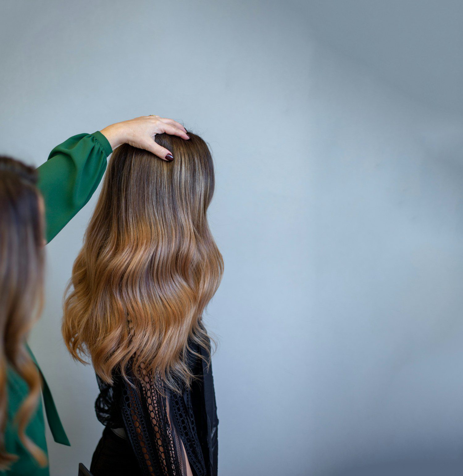 Lang golvend haar met natuurlijke bruine en blonde tinten